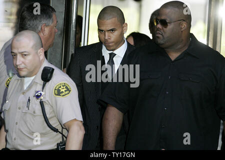 R&B-Sänger Chris Brown fährt von Los Angeles Superior Court empfangen von 5 Jahren auf Bewährung und mehr als 1400 Stunden Arbeit orientierten Service als Satz für den Angriff Fall seiner Pop Star ehemalige Freundin Rihanna in Hancock Park nach einer Grammy Awards Party. Das Verfahren wurde in Abt. 123, Strafgerichten Gebäude, Los Angeles am 25. August 2009 statt. . UPI/Jonathan Alcorn. Stockfoto