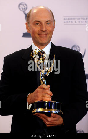 Dan Castellaneta, die Stimme von Homer Simpson in der TV-Show "Die Simpsons", erscheint hinter der Bühne seine Emmy Award für herausragende Voice-over Leistung mit an den 2009 Primetime Creative Arts Emmy Awards in Los Angeles, 12. September 2009. UPI/Jim Ruymen Stockfoto