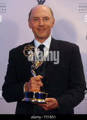 Dan Castellaneta, die Stimme von Homer Simpson in der TV-Show "Die Simpsons", erscheint hinter der Bühne seine Emmy Award für herausragende Voice-over Leistung mit an den 2009 Primetime Creative Arts Emmy Awards in Los Angeles, 12. September 2009. UPI/Jim Ruymen Stockfoto