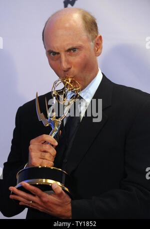 Dan Castellaneta, die Stimme von Homer Simpson in der TV-Show "Die Simpsons", seine Emmy Award für herausragende Stimme Küsse - über Leistung an den 2009 Primetime Creative Arts Emmy Awards in Los Angeles am 12. September 2009. UPI/Jim Ruymen Stockfoto