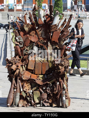 Kiew, Kiew, Ukraine. 25. Juni 2019. Der eiserne Thron, während der Präsentation auf dem Platz der Unabhängigkeit in Kiew, Ukraine. Die 600 kg Kunst Arbeiten von Armee freiwillige Denis Bushtets "Eiserne Thron des Ostens'' ist der Tank Stücke, Patrone, Gürtel, Fragmente von Raketen, Maschinengewehre, Granaten, Soldat, Flakons und andere militärische Artefakte, die auf der vorderen Linie mit Russland aufgenommen wurden - unterstützte Separatisten im Osten der Ukraine. Ein Prototyp eines berühmten Bügeleisen Thron von Spiel der Throne TV-Serie ist eine Erinnerung an einen blutigen Konflikt, der bereits seit 2014 etwa 13.000 Menschen getötet hat. (Credit Stockfoto