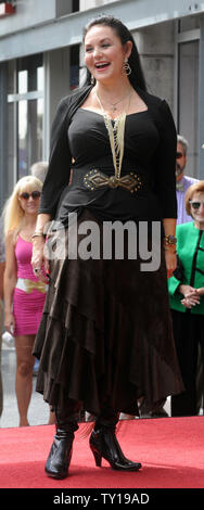 Sängerin Crystal Gayle ist während einer enthüllungsfeier ihr Ehren mit den 2 eingeführt, 390 Stern auf dem Hollywood Walk of Fame in Los Angeles am 2. Oktober 2009. UPI/Jim Ruymen Stockfoto