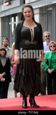 Sängerin Crystal Gayle ist während einer enthüllungsfeier ihr Ehren mit den 2 eingeführt, 390 Stern auf dem Hollywood Walk of Fame in Los Angeles am 2. Oktober 2009. UPI/Jim Ruymen Stockfoto