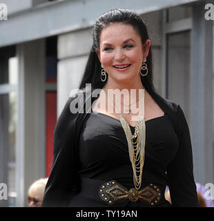 Sängerin Crystal Gayle ist während einer enthüllungsfeier ihr Ehren mit den 2 eingeführt, 390 Stern auf dem Hollywood Walk of Fame in Los Angeles am 2. Oktober 2009. UPI/Jim Ruymen Stockfoto