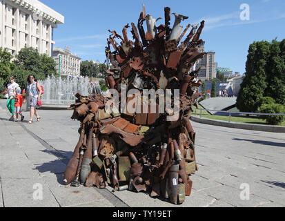 Kiew, Kiew, Ukraine. 25. Juni 2019. Der eiserne Thron, während der Präsentation auf dem Platz der Unabhängigkeit in Kiew, Ukraine. Die 600 kg Kunst Arbeiten von Armee freiwillige Denis Bushtets "Eiserne Thron des Ostens'' ist der Tank Stücke, Patrone, Gürtel, Fragmente von Raketen, Maschinengewehre, Granaten, Soldat, Flakons und andere militärische Artefakte, die auf der vorderen Linie mit Russland aufgenommen wurden - unterstützte Separatisten im Osten der Ukraine. Ein Prototyp eines berühmten Bügeleisen Thron von Spiel der Throne TV-Serie ist eine Erinnerung an einen blutigen Konflikt, der bereits seit 2014 etwa 13.000 Menschen getötet hat. (Credit Stockfoto