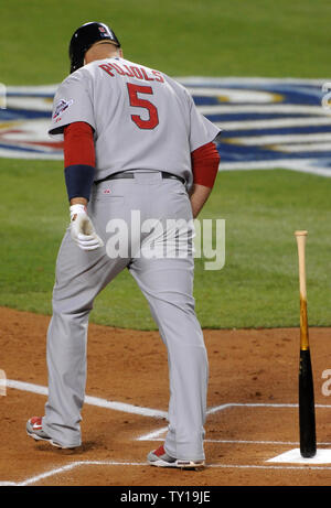 St. Louis Cardinals' Albert Pujols verlässt seine bat stehen, nachdem er während der Spiel 1 ihrer NLDS Serie in Los Angeles am 7. Oktober 2009 war die Grundlagen im ersten Inning gegen die Los Angeles Dodgers zu laden. UPI/Jim Ruymen Stockfoto