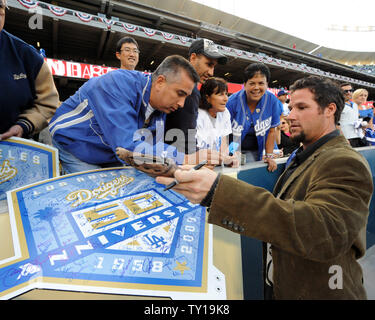 Ehemaliger Los Angeles Dodgers' Eric Gagne Anzeichen für Dodger Fans vor dem Spiel 1 der Serie NLDS gegen die St. Louis Cardinals in Los Angeles am 7. Oktober 2009. UPI/Jon SooHoo Stockfoto