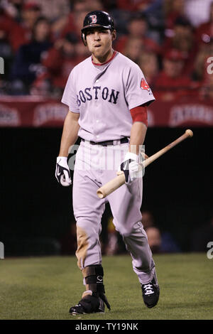 Boston Red Sox2B Dustin Pedroia Spaziergänge zum Dugout während Spiel 2 der ALDS Endspiele gegen die Los Angeles Angels in Anaheim, Kalifornien, die am 9. Oktober 2009. UPI/Jonathan Alcorn Stockfoto