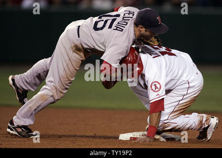 Boston Red Sox2B Dustin Pedroia kollidiert mit Los Angeles Angels' Maicer Izturis nach Izturis zweite Basis Stahl während des siebten Inning von Spiel 2 der ALDS Endspiele gegen die Boston Red Sox in Anaheim, Kalifornien, die am 9. Oktober 2009. UPI/Jonathan Alcorn Stockfoto