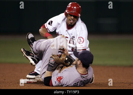 Boston Red Sox2B Dustin Pedroia kollidiert mit Los Angeles Angels' Maicer Izturis nach Izturis zweite Basis Stahl während des siebten Inning von Spiel 2 der ALDS Endspiele gegen die Boston Red Sox in Anaheim, Kalifornien, die am 9. Oktober 2009. UPI/Jonathan Alcorn Stockfoto