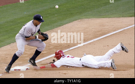 Los Angeles Angels' Jeff Mathis ist sicher an der dritten Base auf einem Bauch durch Los Angeles Angels" Erick Aybar wie New York Yankees dritter Basisspieler Alex Rodriguez nicht zu halten, die in der zehnten Inning von Spiel 3 der American League Championship Series im Angel Stadium in Anaheim, Kalifornien, am 19. Oktober 2009 zu werfen. UPI/Lori Shepler. Stockfoto