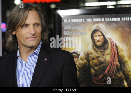 Warf Mitglied Viggo Mortensen besucht eine Vorführung des Films "Der Weg" in Los Angeles am 4. November 2009. UPI/Phil McCarten Stockfoto