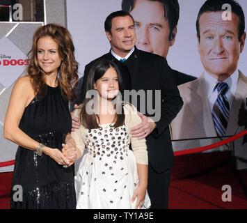 Schauspieler John Travolta und seine Frau Kelly Preston stellen mit ihrer Tochter Ella Bleu Travolta bei der Premiere ihres neuen Motion picture Komödie "Old Dogs", am El Capitan Theatre in Hollywood" in Los Angeles am 9. November 2009. Alle drei Sterne im Film mit Robin Williams. UPI/Jim Ruymen Stockfoto