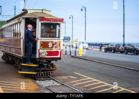 Laxey, Insel Man, 15. Juni 2019. Die Manx Electric Railway ist eine elektrische Überland Straßenbahn anschließen Douglas, Laxey und Ramsey auf der Insel Man Stockfoto