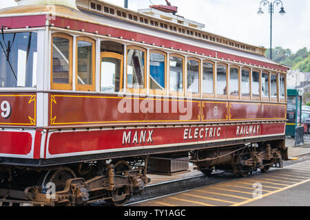 Laxey, Insel Man, 15. Juni 2019. Die Manx Electric Railway ist eine elektrische Überland Straßenbahn anschließen Douglas, Laxey und Ramsey auf der Insel Man Stockfoto