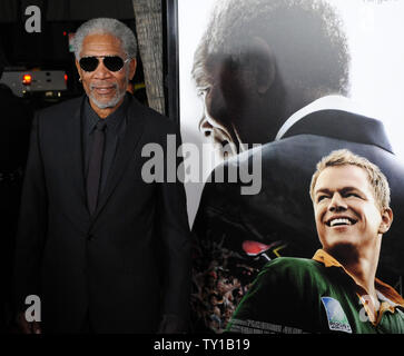 Schauspieler Morgan Freeman kommt an der Los Angeles Premiere von biographischen Drama motion Regisseur Clint Eastwoods "Invictus" in Beverly Hills, Kalifornien am 3. Dezember 2009. Freeman schildert Nelson Mandela und Damon porträtiert Südafrikanischen Springboks national Rugby Union player Francois Pienaar im Film. Nelson Mandela, der in seiner ersten Amtszeit als Präsident von Südafrika, initiiert eine einzigartige Venture die Apartheid zerrissene Land zu vereinen: die nationalen Rugby Team auf einer Mission, die 1995 Rugby World Cup zu gewinnen. UPI/Jim Ruymen Stockfoto