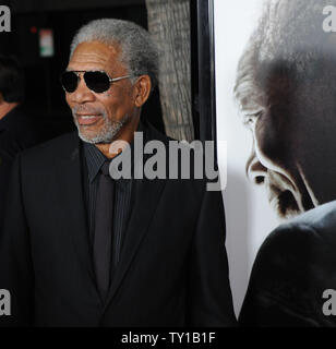 Schauspieler Morgan Freeman kommt an der Los Angeles Premiere von biographischen Drama motion Regisseur Clint Eastwoods "Invictus" in Beverly Hills, Kalifornien am 3. Dezember 2009. Freeman schildert Nelson Mandela und Damon porträtiert Südafrikanischen Springboks national Rugby Union player Francois Pienaar im Film. Nelson Mandela, der in seiner ersten Amtszeit als Präsident von Südafrika, initiiert eine einzigartige Venture die Apartheid zerrissene Land zu vereinen: die nationalen Rugby Team auf einer Mission, die 1995 Rugby World Cup zu gewinnen. UPI/Jim Ruymen Stockfoto