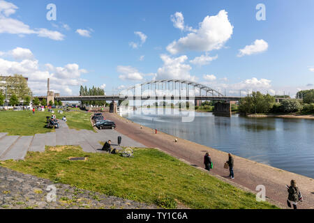 Die John Frost Bridge, Arnhem. (Johannes Frostbrug in Niederländisch) - nach dem kommandierenden Offizier, der die Brücke in Operation Market Garden WWII erfasst benannt Stockfoto