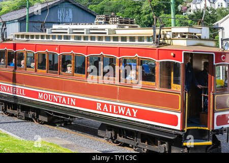 Laxey, Insel Man, 15. Juni 2019. Die Manx Electric Railway ist eine elektrische Überland Straßenbahn anschließen Douglas, Laxey und Ramsey auf der Insel Man Stockfoto