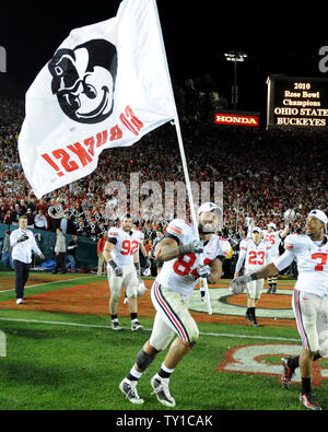 Ohio State Buckeyes' defensive lineman Doug Worthington (L) hält die Roßkastanien Flagge nach dem Sieg in der 96. Rose Bowl Spiel gegen die Oregon Ducks 26-17 in Pasadena, Kalifornien, am 1. Januar 2010. UPI/Jon SooHoo Stockfoto