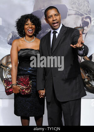 Warf Mitglied Denzel Washington und seine Frau Pauletta die Premiere der post-apokalyptischen motion picture Teilnehmen "Das Buch von Eli', am Grauman's Chinese Theater in Hollywood" in Los Angeles am 11. Januar 2010. UPI/Jim Ruymen Stockfoto