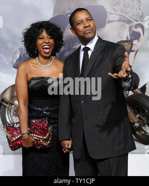 Warf Mitglied Denzel Washington und seine Frau Pauletta die Premiere der post-apokalyptischen motion picture Teilnehmen "Das Buch von Eli', am Grauman's Chinese Theater in Hollywood" in Los Angeles am 11. Januar 2010. UPI/Jim Ruymen Stockfoto