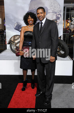 Warf Mitglied Denzel Washington und seine Frau Pauletta die Premiere der post-apokalyptischen motion picture Teilnehmen "Das Buch von Eli', am Grauman's Chinese Theater in Hollywood" in Los Angeles am 11. Januar 2010. UPI/Jim Ruymen Stockfoto