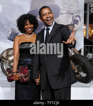 Warf Mitglied Denzel Washington und seine Frau Pauletta die Premiere der post-apokalyptischen motion picture Teilnehmen "Das Buch von Eli', am Grauman's Chinese Theater in Hollywood" in Los Angeles am 11. Januar 2010. UPI/Jim Ruymen Stockfoto