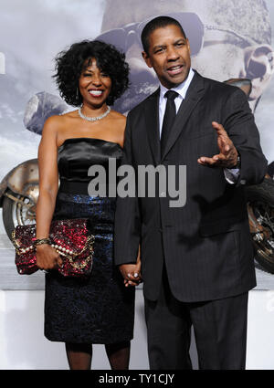 Warf Mitglied Denzel Washington und seine Frau Pauletta die Premiere der post-apokalyptischen motion picture Teilnehmen "Das Buch von Eli', am Grauman's Chinese Theater in Hollywood" in Los Angeles am 11. Januar 2010. UPI/Jim Ruymen Stockfoto