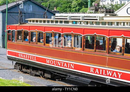 Laxey, Insel Man, 15. Juni 2019. Die Manx Electric Railway ist eine elektrische Überland Straßenbahn anschließen Douglas, Laxey und Ramsey auf der Insel Man Stockfoto