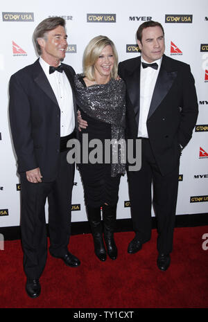 Olivia Newton-John (C), ihr Ehemann John easterling (L) und John Travolta ankommen auf dem roten Teppich auf dem G'day USA 2010 Los Angeles schwarzer Riegel Gala in Hollywood am 16. Januar 2010. Der Fall ehrt hohes Profil Personen für bedeutende Beiträge zu ihren Industrien und für herausragende Leistungen bei der Förderung von Australien in den Vereinigten Staaten. (UPI/David Silpa) Stockfoto