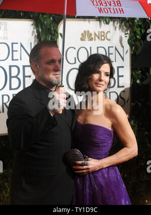 Schauspielerin Sandra Bullock und ihrem Mann Jesse James kommen bei der 67. jährlichen Golden Globe Awards am 17. Januar in Beverly Hills, Kalifornien 2010. UPI/Jim Ruymen Stockfoto