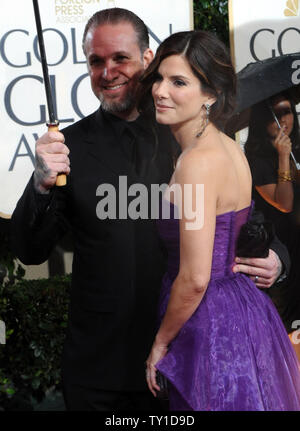Schauspielerin Sandra Bullock und ihrem Mann Jesse James kommen bei der 67. jährlichen Golden Globe Awards am 17. Januar in Beverly Hills, Kalifornien 2010. UPI/Jim Ruymen Stockfoto