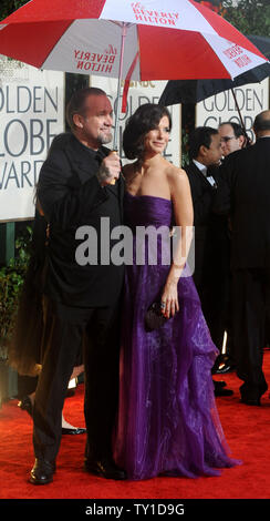 Schauspielerin Sandra Bullock und ihrem Mann Jesse James kommen bei der 67. jährlichen Golden Globe Awards am 17. Januar in Beverly Hills, Kalifornien 2010. UPI/Jim Ruymen Stockfoto