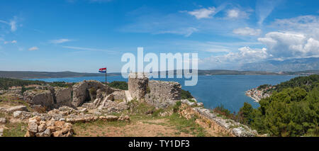 Flagge auf der Festung über der kroatischen Stadt Novigrad in der Gespanschaft Istrien Stockfoto