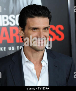 Frank Grillo, der Mitglied in der motion picture Thriller "Edge Of Darkness", sorgt sich die Premiere des Films am Grauman's Chinese Theater in Hollywood" in Los Angeles am 26. Januar 2010. UPI/Jim Ruymen. Stockfoto