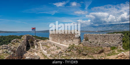 Flagge auf der Festung über der kroatischen Stadt Novigrad in der Gespanschaft Istrien Stockfoto