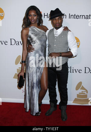 Ne-Yo (R) und Jessica Weiß ankommen auf dem roten Teppich vor der jährlichen Clive Davis Pre-Grammy Gala in Beverly Hills, Kalifornien am 30. Januar 2010. (UPI/David Silpa) Stockfoto