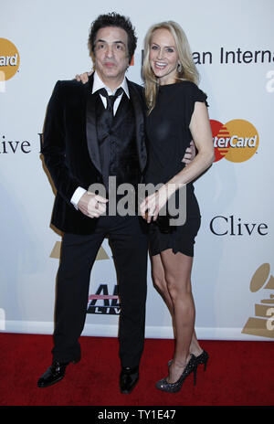 Paul Stanley und seine Frau Erin Sutton ankommen auf dem roten Teppich vor der jährlichen Clive Davis Pre-Grammy Gala in Beverly Hills, Kalifornien am 30. Januar 2010. (UPI/David Silpa) Stockfoto