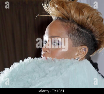 Rihanna kommt auf dem roten Teppich vor der jährlichen Clive Davis Pre-Grammy Gala in Beverly Hills, Kalifornien am 30. Januar 2010. (UPI/David Silpa) Stockfoto