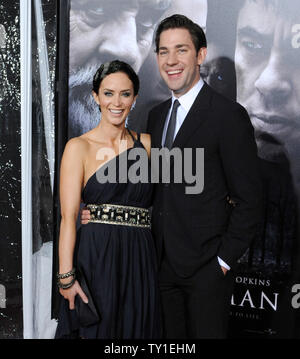 Schauspielerin Emily Blunt, der Mitglied in der motion picture horror Thriller 'The Wolfman', für die Premiere des Films mit ihr Verlobter ankommt, Schauspieler John Krasinski am Arclight Cinerama Dome im Hollywood Abschnitt von Los Angeles am 9. Februar 2010. UPI/Jim Ruymen Stockfoto