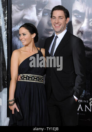 Schauspielerin Emily Blunt, der Mitglied in der motion picture horror Thriller 'The Wolfman', für die Premiere des Films mit ihr Verlobter ankommt, Schauspieler John Krasinski am Arclight Cinerama Dome im Hollywood Abschnitt von Los Angeles am 9. Februar 2010. UPI/Jim Ruymen Stockfoto