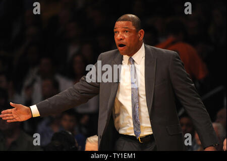 Boston Celtics' Head Coach Doc Rivers, schreit Im zweiten Quartal ihr Spiel gegen die Los Angeles Lakers NBA Spiel bei Staples Center in Los Angeles am 18. Februar 2010. UPI/Jon SooHoo Stockfoto