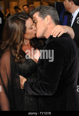 Schauspieler Pierce Brosnan und seine Frau Keely Shaye Smith Kiss, wie Sie ankommen am 25. jährlichen Film Independent Spirit Awards in Los Angeles am 5. März 2010. UPI/Jim Ruymen Stockfoto