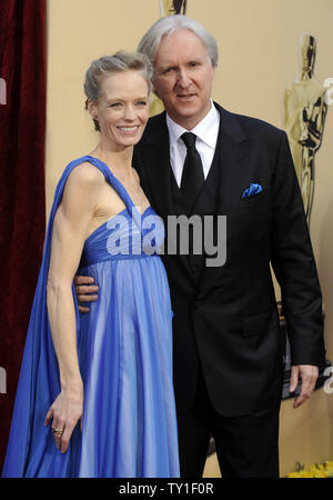 James Cameron, Regisseur von "Avatar", und seine Frau Suzy Amis, Ankunft auf dem roten Teppich an der 82nd Academy Awards in Hollywood am 7. März 2010. "Avatar" heute Abend für 9 Oscars nominiert ist. UPI/Phil McCarten Stockfoto