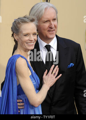 James Cameron, Regisseur von "Avatar", und seine Frau Suzy Amis, Ankunft auf dem roten Teppich an der 82nd Academy Awards in Hollywood am 7. März 2010. "Avatar" heute Abend für 9 Oscars nominiert ist. UPI/Phil McCarten Stockfoto