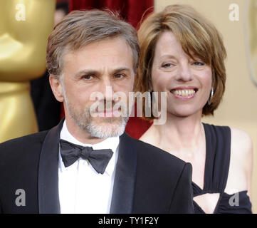 Nominiert für die beste Schauspieler in einer unterstützenden Rolle Christoph Waltz und seine Gast ankommen auf dem roten Teppich an der 82nd Academy Awards in Hollywood am 7. März 2010. UPI/Phil McCarten Stockfoto