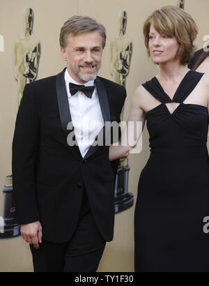 Nominiert für die beste Schauspieler in einer unterstützenden Rolle Christoph Waltz und seine Gast ankommen auf dem roten Teppich an der 82nd Academy Awards in Hollywood am 7. März 2010. UPI/Phil McCarten Stockfoto