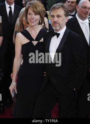 Nominiert für die beste Schauspieler in einer unterstützenden Rolle Christoph Waltz und seine Gast ankommen auf dem roten Teppich an der 82nd Academy Awards in Hollywood am 7. März 2010. UPI/David Silpa Stockfoto