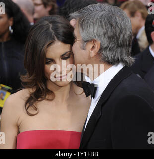 Nominiert für die Beste Hauptdarsteller George Clooney und seine Freundin Elisabetta Canalis ankommen auf dem roten Teppich an der 82nd Academy Awards in Hollywood am 7. März 2010. UPI/Phil McCarten Stockfoto